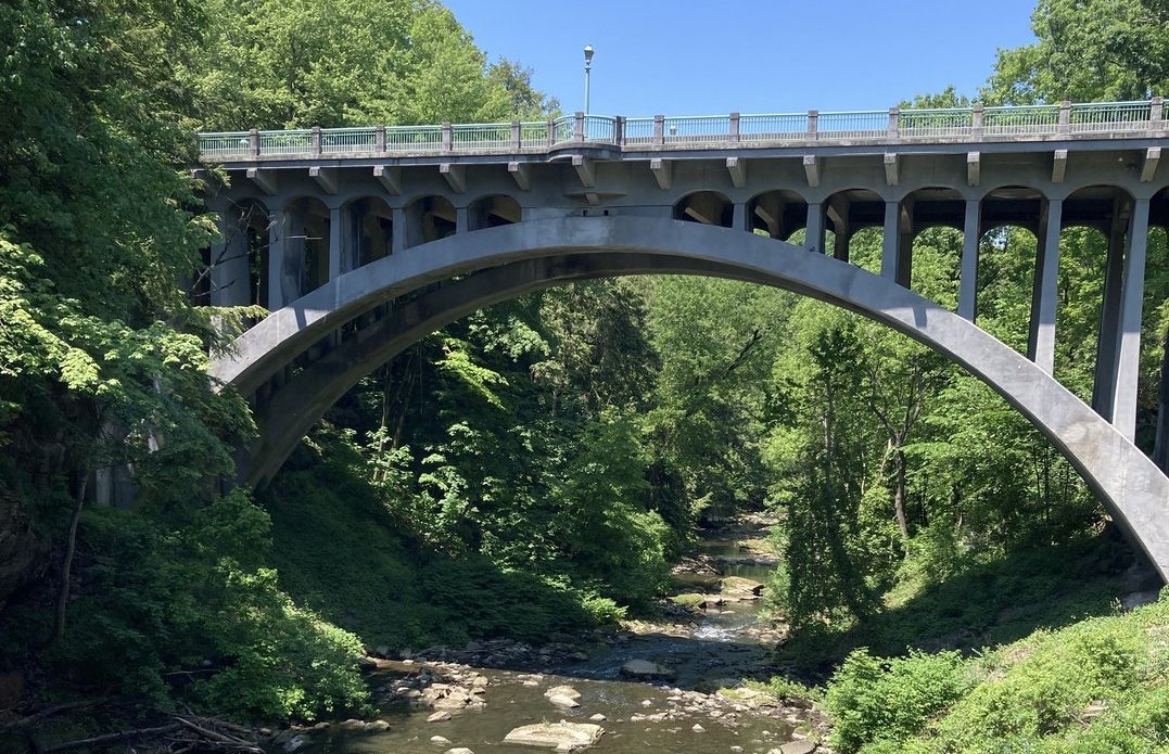 Ein Bild von einer Brücke.