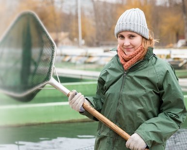 Eine Frau mit Fischernetz.