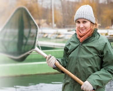 Eine Frau mit Fischernetz.