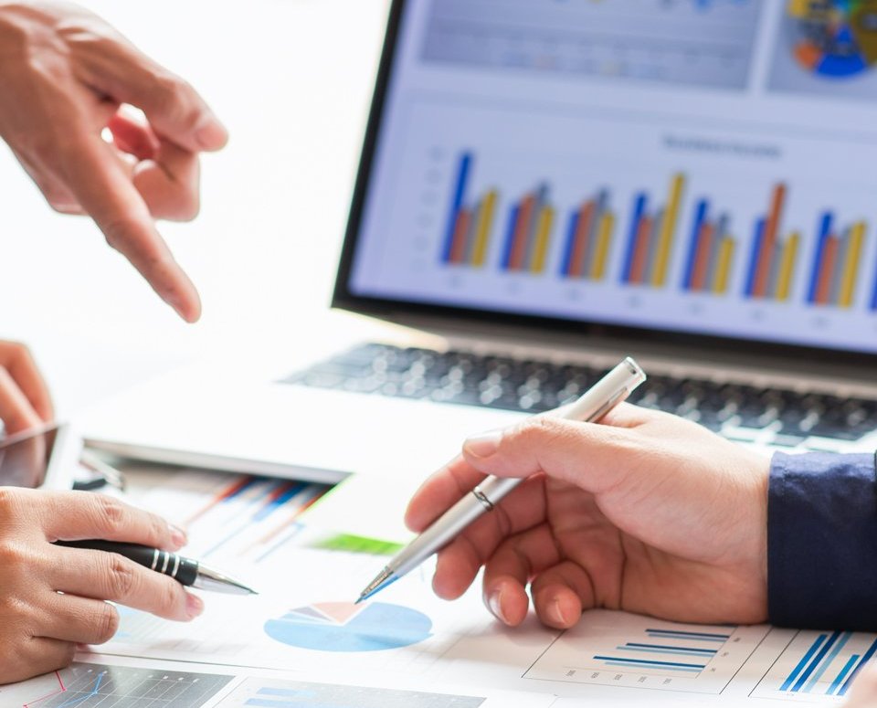 Zwei Personen arbeiten an einem Tisch.