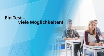 Blauer Banner mit drei Studierenden an Tischen und der Aufschrift Ein Test - viele Möglichkeiten!