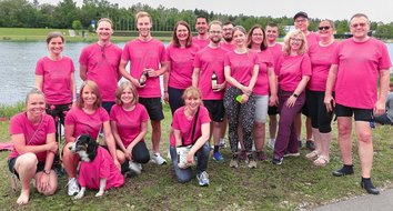 Gruppenbild des Teams vom Landesamt für Steuern samt Hund in einheitlichen T-Shirts vor der Regattastrecke