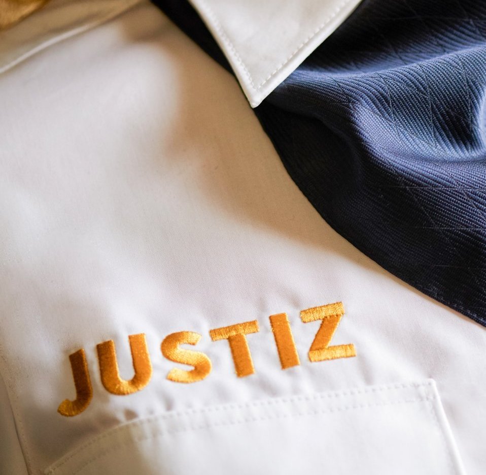 Eine Bluse mit der Aufschrift "Justiz"