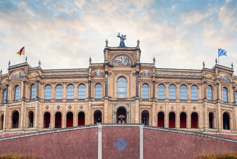 Bayerisches Landtagsgebäude mit Statue und Flaggen