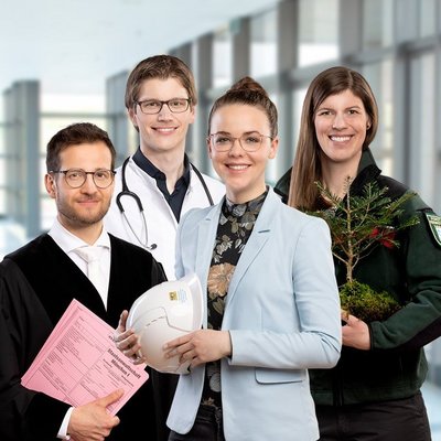 Menschen mit unterschiedlichen Berufen stehen in einem Flur.