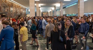 Das Bild zeigt einige frisch vereidigte Anwärterinnen und Anwärter nach der Vereidigung im Foyer der Meistersingerhalle Nürnberg.