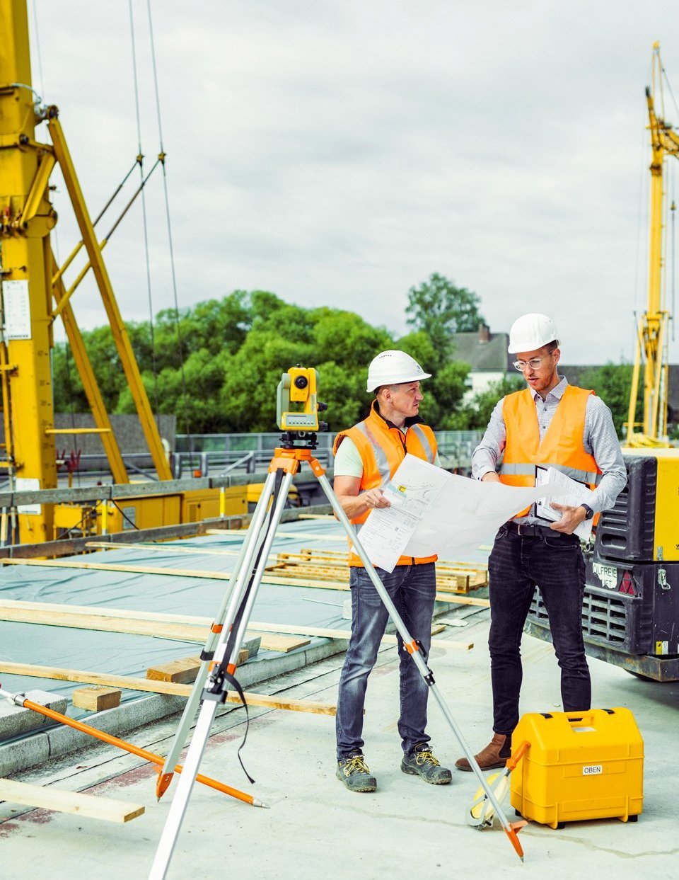 Zwei Männer auf einer Baustelle.