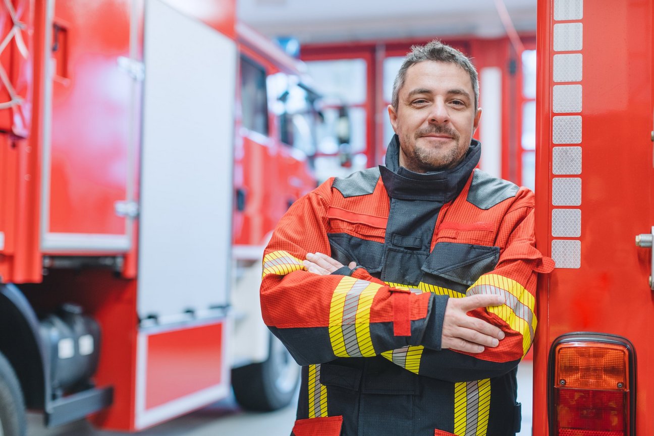 lächelnder Mann in Feuerwehrkleidung