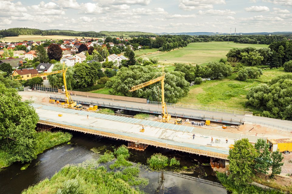 Ein Bild von einer Brücke, welche grade gebaut wird.