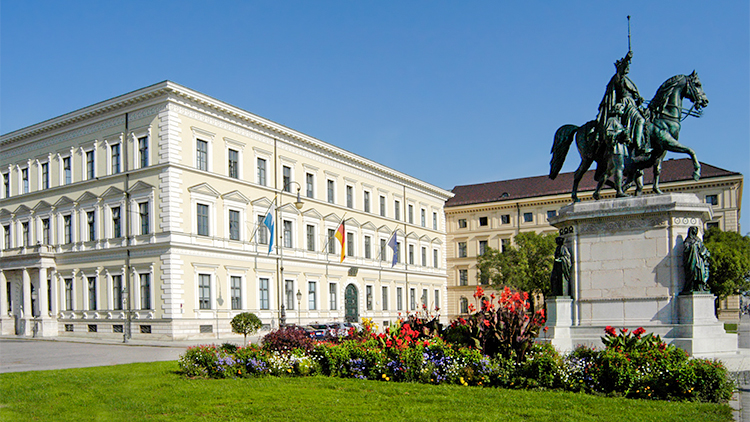 Ein großes Gebäude mit einer Statue eines Mannes auf einem Pferd.