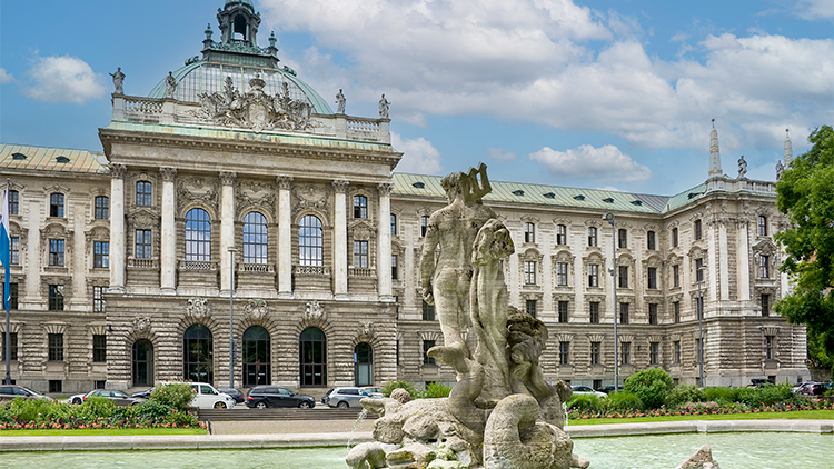 Imposantes Barockgebäude mit Springbrunnen im Vordergrund.