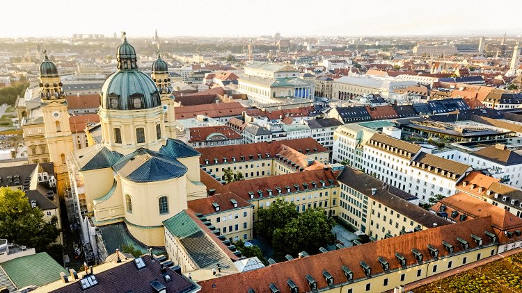 Gebäude in München aus der Vogelperspektive.